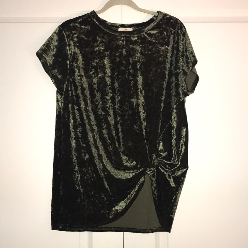 Olive green velvet top! With knot on side!